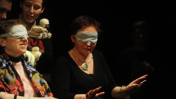 Премьера спектакля Майская ночь, поставленного в 4D-формате для слабовидящих и слепых зрителей в Московском театре кукол