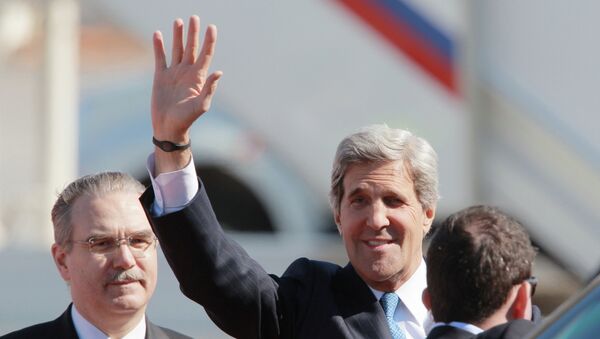 Государственный секретарь США Джон Керри (в центре) во время встречи в аэропорту Внуково