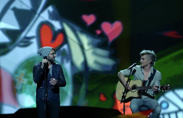 Представители Венгрии ByeAlex с песней Kedvesem во время второго полуфинала 58-го международного конкурса песни Евровидение-2013