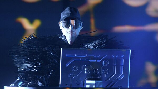 Участник британской группы Pet Shop Boys Крис Лоу во время концерта в Крокус Сити Холл