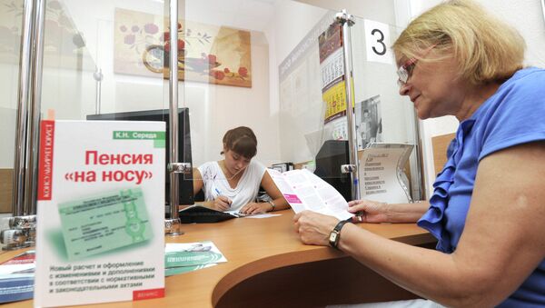 Жительница Москвы консультируется в отделе Пенсионного Фонда РФ