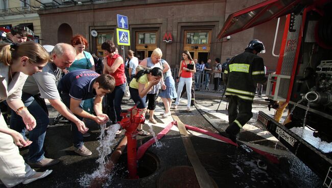 Станцию метро Охотный ряд в центре Москвы закрыли из-за пожара