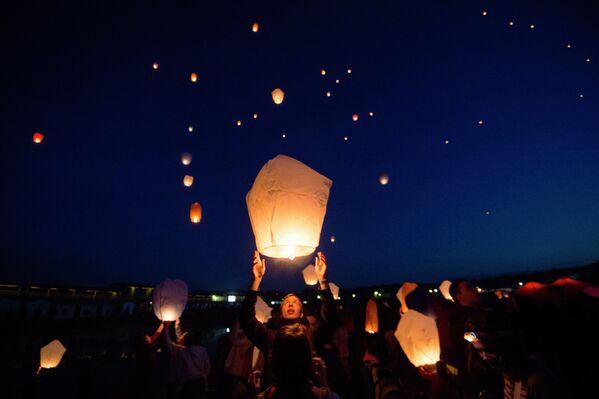 Зрители музыкального фестиваля Дикая Мята запускают в небо воздушные фонари