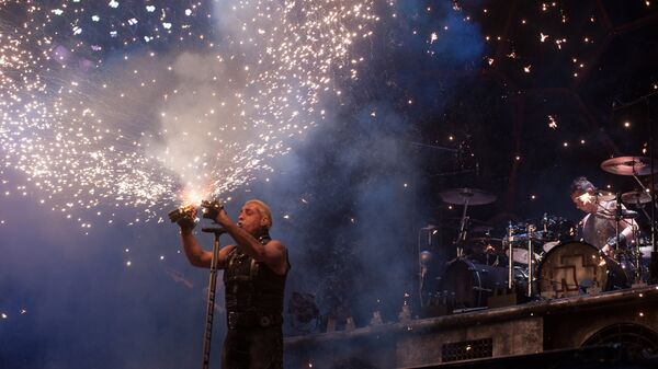 Солист немецкой группы Rammstein Тиль Линдеманн выступает на фестивале Рок над Волгой