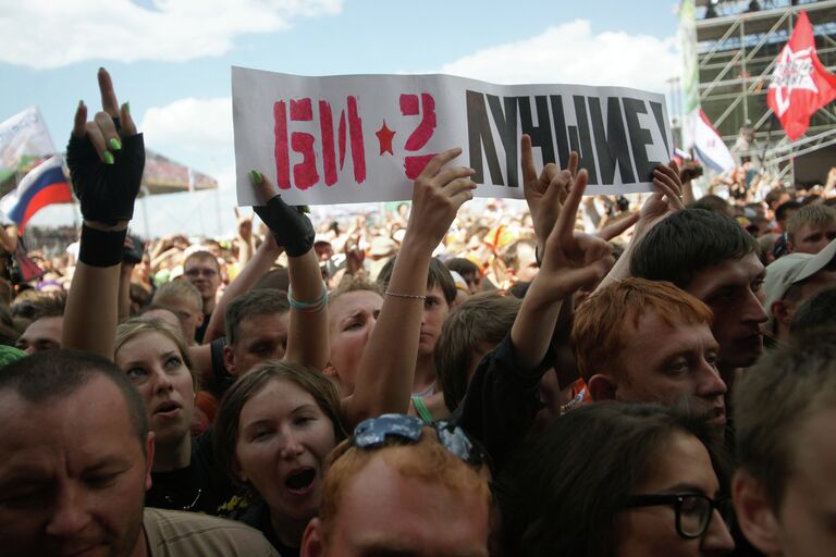 Зрители на фестивале Рок над Волгой, проходящем у поселка Петра-Дубрава в Самарской области