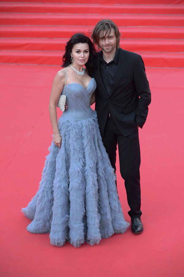 Актриса Анастасия Заворотнюк с мужем Петром Чернышевым перед началом церемонии открытия 35-го ММКФ