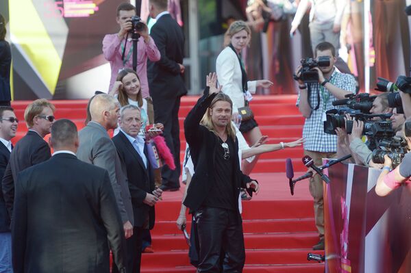Брэд Питт во время фотоколла актеров фильма Война миров Z в рамках открытия 35-го ММКФ