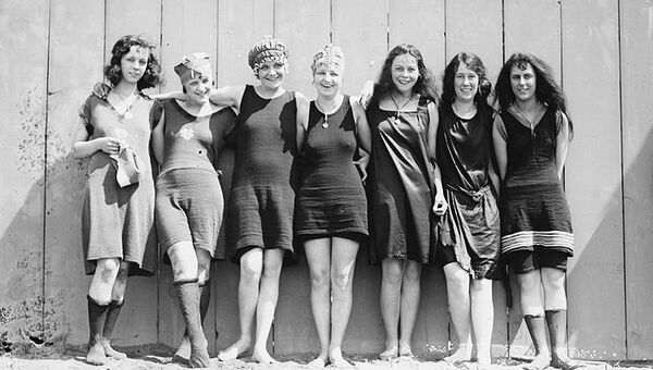 Женщины в купальниках на одном из пляжей Вашингтона, 1920