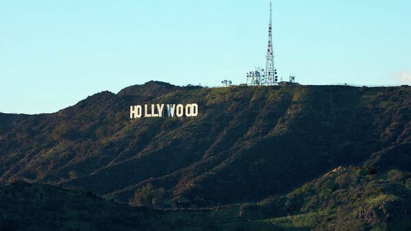 Надпись Hollywood на закате