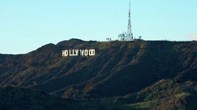 В США задержали шесть человек, которые изменили памятный знак Hollywood.