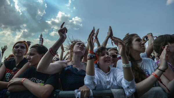 Посетители на музыкальном фестивале Park Live, проходящем на территории ВВЦ в Москве. Архивное фото