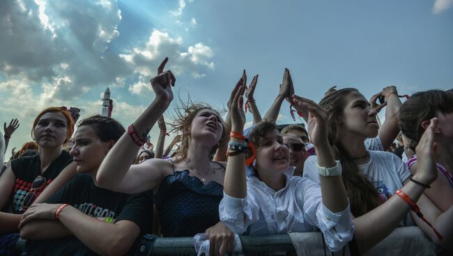 Посетители на музыкальном фестивале Park Live, проходящем на территории ВВЦ в Москве. Архивное фото