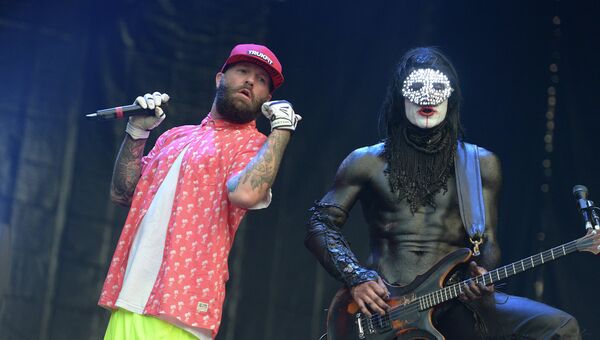 Солист группы Limp Bizkit Фред Дерст и гитарист Уэс Борланд выступают на фестивале Park Live на ВВЦ в Москве