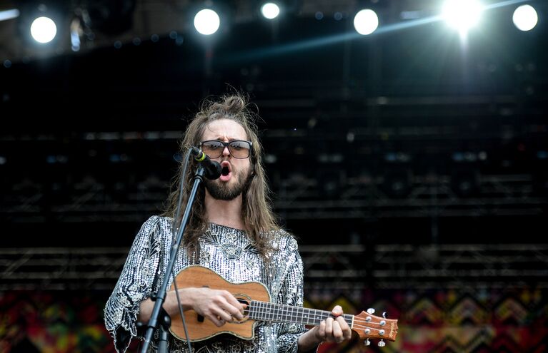 Вокалист группы Crystal Fighters Себастьян Прингл во время выступления на музыкальном фестивале Park Live, проходящем на территории ВВЦ в Москве