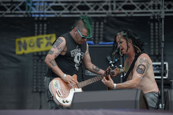 Солист американской панк-группы NOFX Фэт Майк и гитарист Эрик Мэлвин во время выступления на музыкальном фестивале Park Live на ВВЦ в Москве