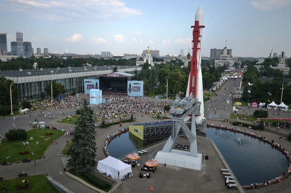 Площадка перед сценой на музыкальном фестивале Park Live на ВВЦ в Москве