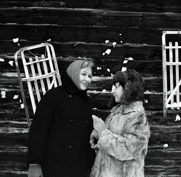 Римма Мануковская (слева) в роли Валентины Дмитриевны и Лия Ахеджакова (справа) в роли Аллы на съемках фильма «Ищу человека»