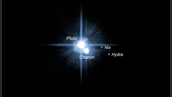 Плутон и его спутники. Архивное фото
