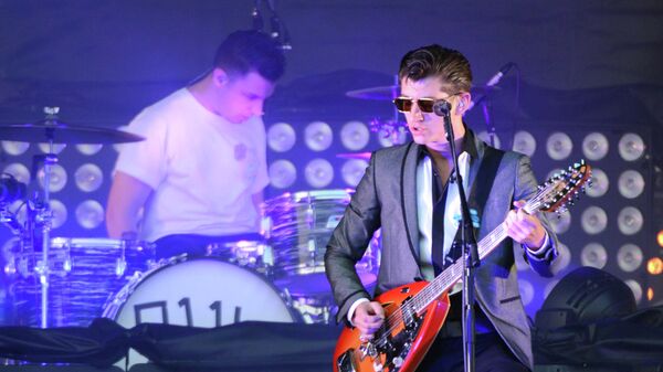 Солист группы Arctic Monkeys Алекс Тёрнер выступает на музыкальном фестивале Субботник 