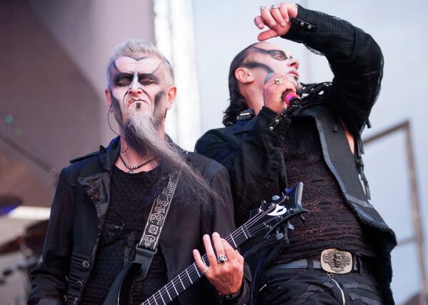 Солисты группы Mordor выступают на музыкальном фестивале Нашествие