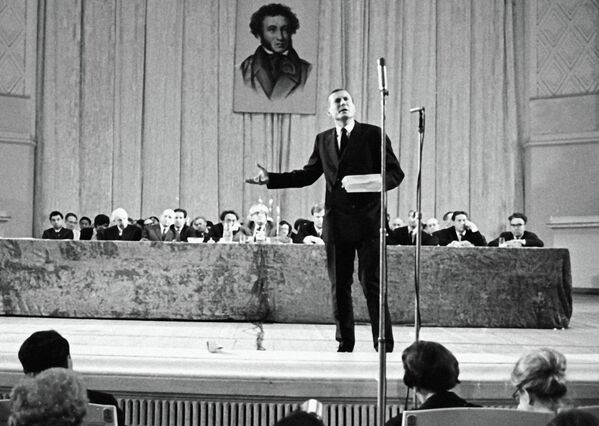 Евгений Евтушенко читает свои новые стихи на Пушкинском вечере поэзии в зале имени Чайковского, 1968 год