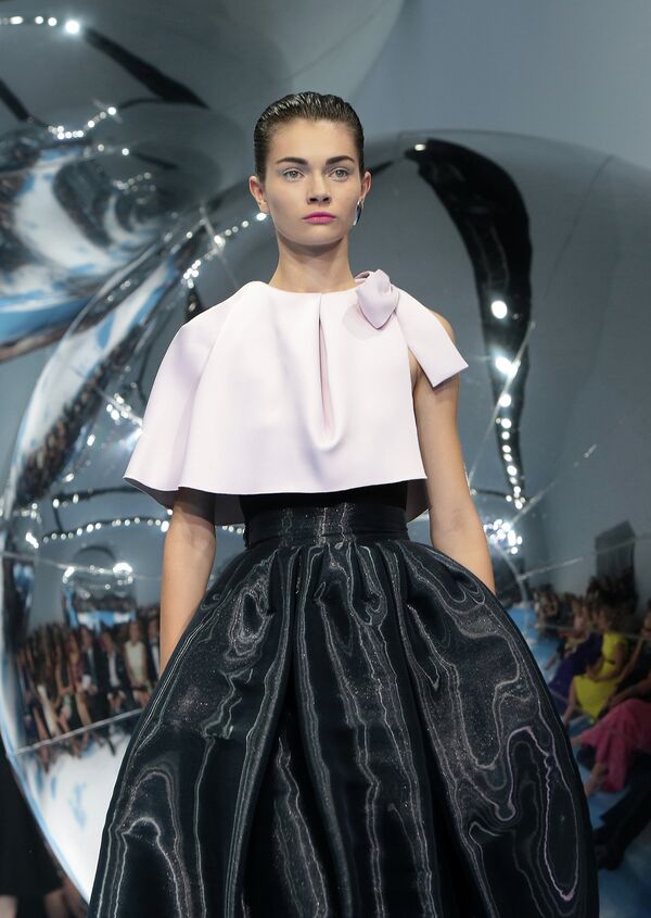 Модель на показе осенне-зимней коллекции модного дома Dior на Красной площади