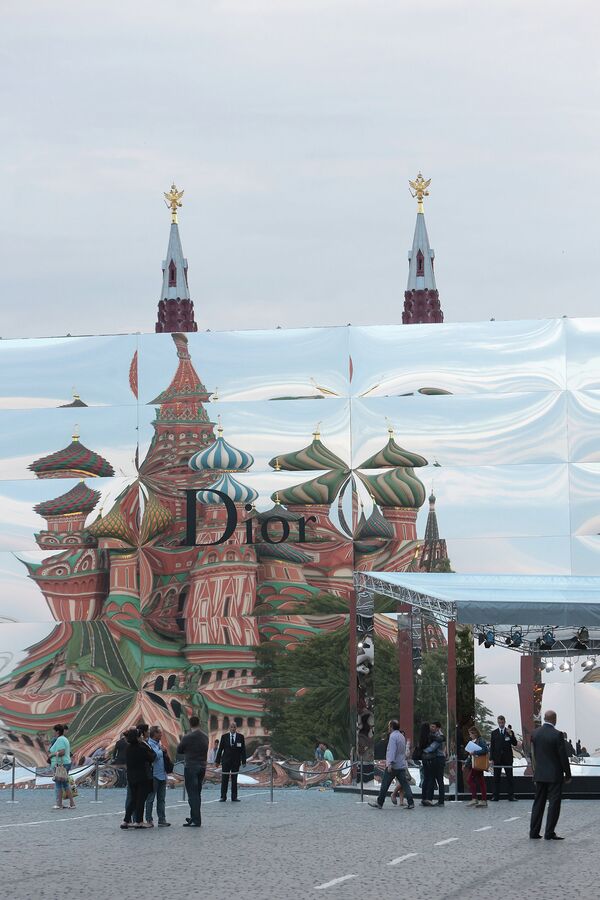 Храм Василия Блаженного отражается в зеркальном павильоне для показа коллекции модного дома Dior