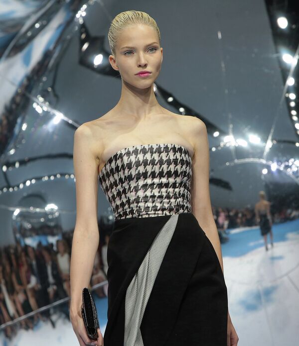 Модель на показе осенне-зимней коллекции модного дома Dior на Красной площади