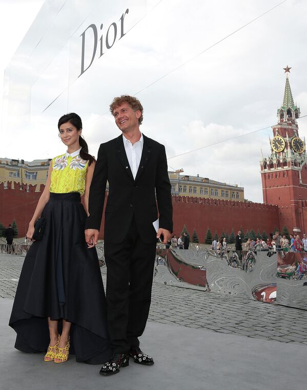 Атриса Равшана Куркова и продюсер Илья Бачурин перед началом показа осенне-зимней коллекции модного дома Dior