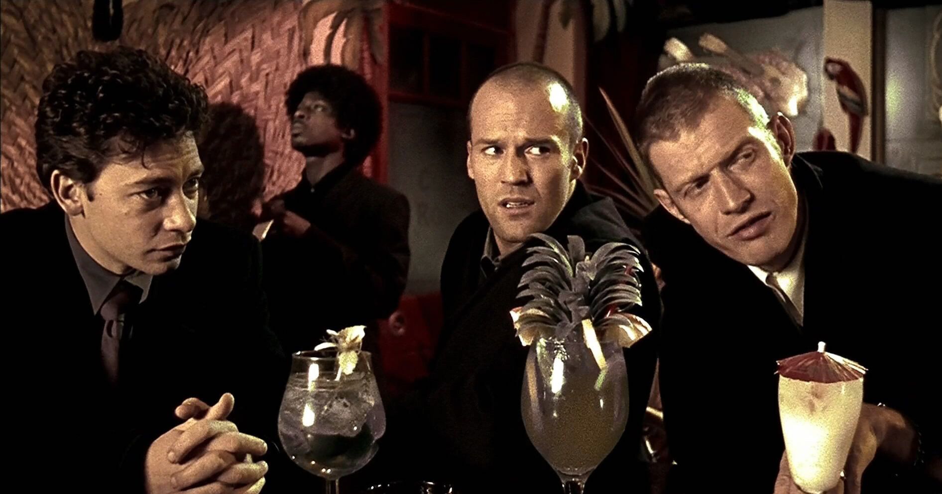 Джейсон Флеминг Декстер Флетчер Джейсон Стэтхэм в фильме Карты, деньги, два ствола - РИА Новости, 1920, 25.10.2025