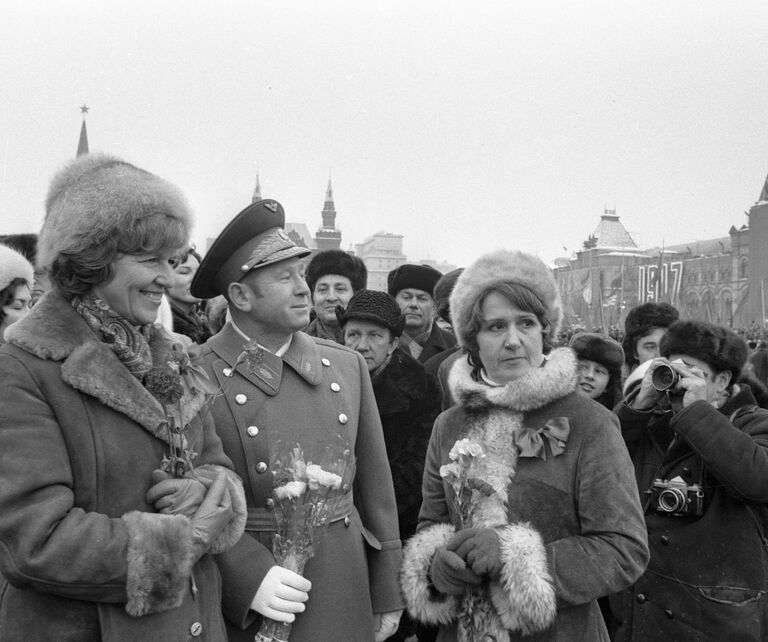 Летчик-космонавт Алексей Леонов и дикторы Нонна Бодрова и Валентина Леонтьева