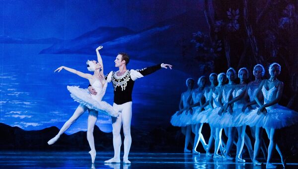 Сцена из балета Лебединое озеро в РАМТ