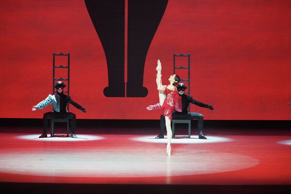 Прима-балерина Мариинского театра Диана Вишнева выступает на гала-концерте открытия новой сцены Мариинского театра