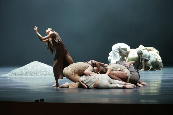 Сцена из балета Весна священная в Мариинском театре