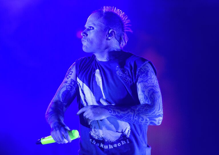 Лидер британской группы The Prodigy Кит Флинт выступает на музыкальном фестивале Кубана-2013