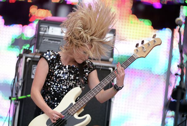 Вокалистка британской рок-группы The Subways Шарлотта Купер выступает на музыкальном фестивале Кубана-2013