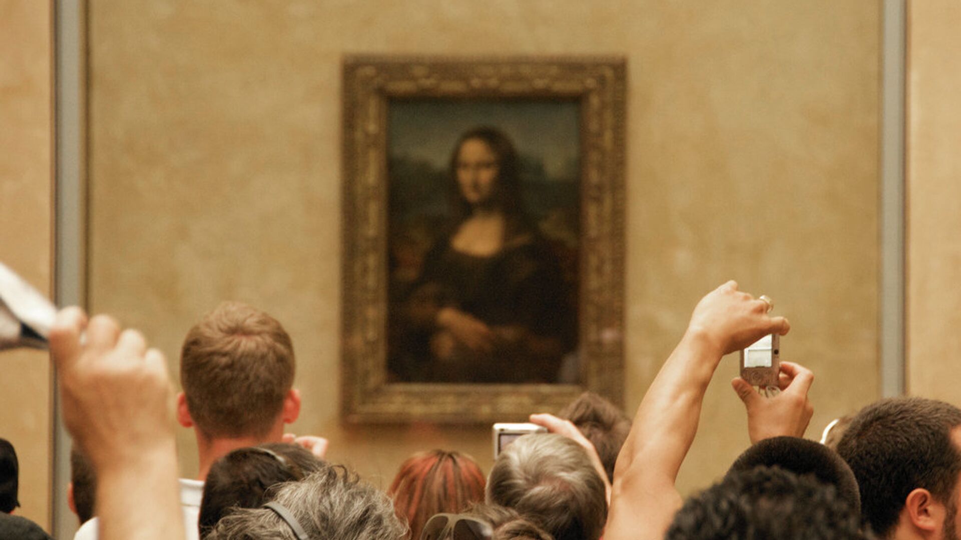 Картина Леонардо Да Винчи Портрет госпожи Лизы Джокондо (1503—1519) в крупнейшем музее мира, Лувре. Париж. Архивное фото - РИА Новости, 1920, 13.04.2018