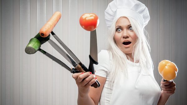 Девушка держит овощи на ножах