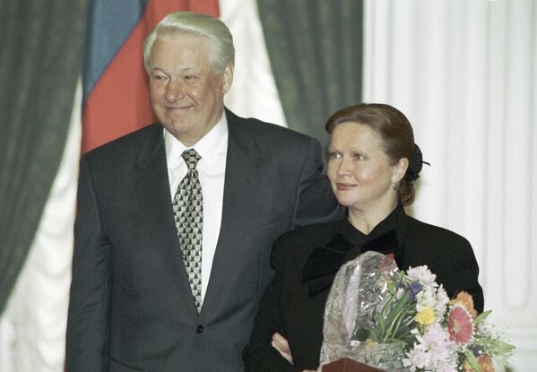 Президент России Борис Ельцин и актриса Наталья Гундарева на вручении правительственных наград в Кремле