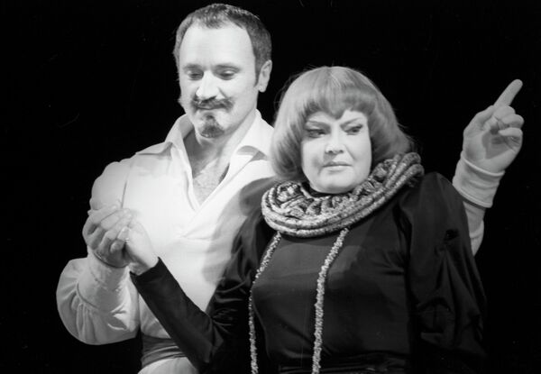 Актеры Борис Химичев и Татьяна Доронина в спектакле Да здравствует королева, виват!
