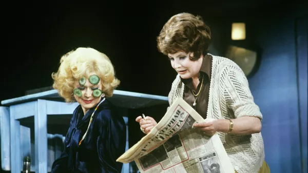 Актрисы Светлана Немоляева и Татьяна Доронина в сцене из спектакля Она в отсутствии любви и смерти. 1981 год 