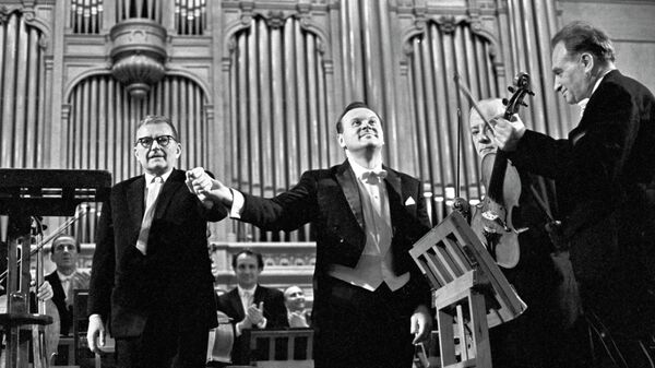 Композитор Д.Шостакович и дирижер Е.Светланов в Большом концертном зале Московской консерватории
