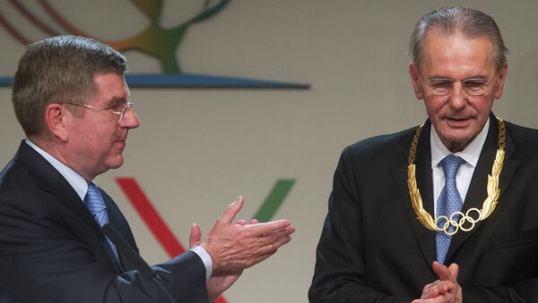 Избранный президент МОК Томас Бах (слева) и действующий президент МОК Жак Рогге