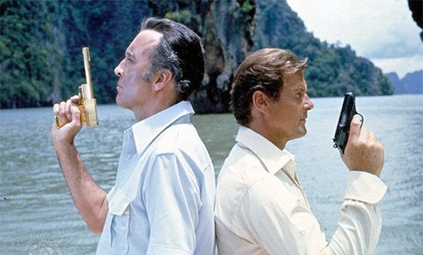 Кристофер Ли в роли Франциско Скараманги и Роджер Мур в роли Джеймса Бонда в фильме «Человек с золотым пистолетом» (1974)