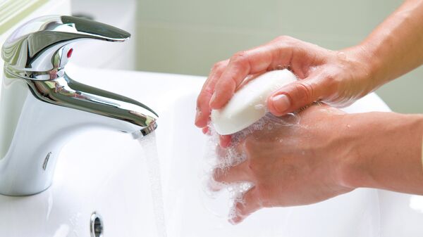 Мытье рук с мылом, архивное фото
