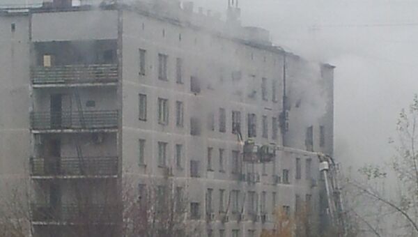 Здание горит на Шипиловской улице в Москве