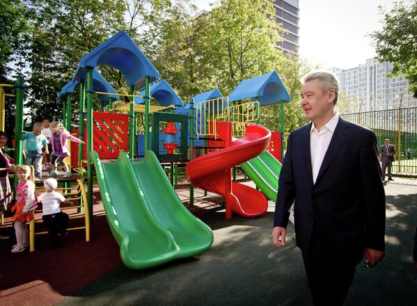 Мэр Москвы Сергей Собянин осмотрел новый детский городок и спортплощадку в Крылатском