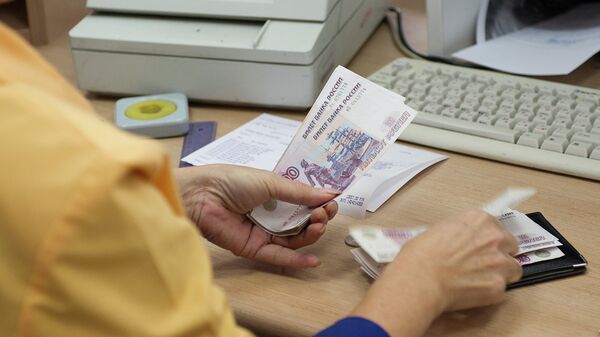 Выдача пенсий в одном из отделений Почты России, архивное фото