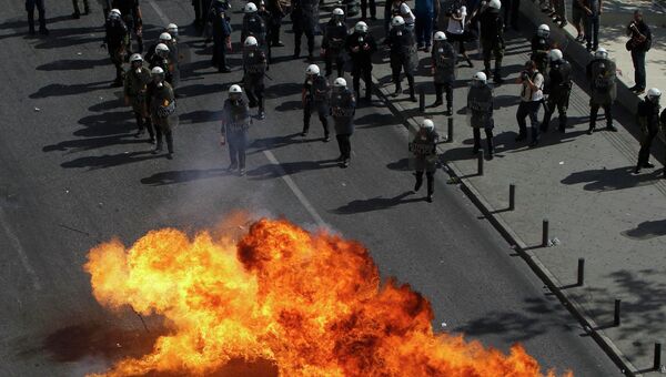 Греческая полиция во время беспорядков в Афинах