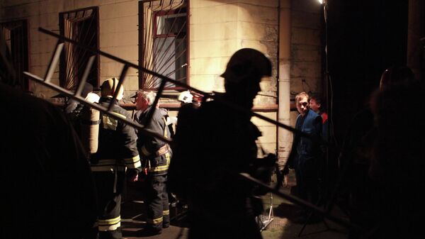 Пожарные расчеты у дома на Коломенской улице в Санкт-Петербурге